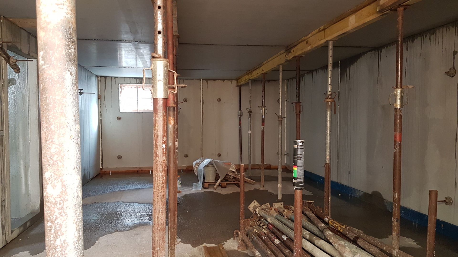 Der Beton ist eingefüllt | Peter und Franzi bauen ein LUXHAUS